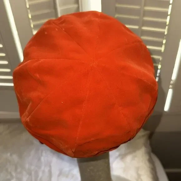 Vintage‎ 60s Tomato Red Velvet Beret with Gold Buckle Detailing - Picture 3 of 7